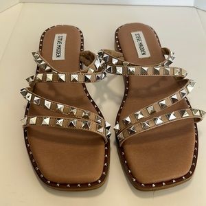 Steve Madden Skylar tan studded flat sandals size 8